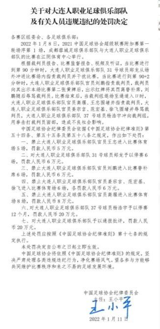 当生活迅速分崩离析，杨华陷入情绪崩溃、愤懑嘶吼，这时黄轩释放角色的情绪，接连狠扇了自己数记耳光，这个车内近景也成就了《乌海》;名场面